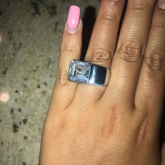 Henri Bendel ring - Picture 1 of 4